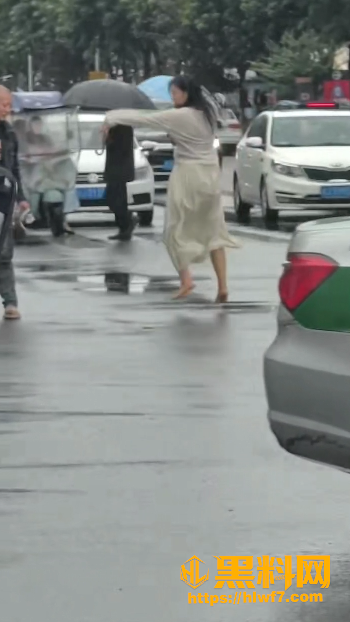 情侣马路打坐奇葩事件3