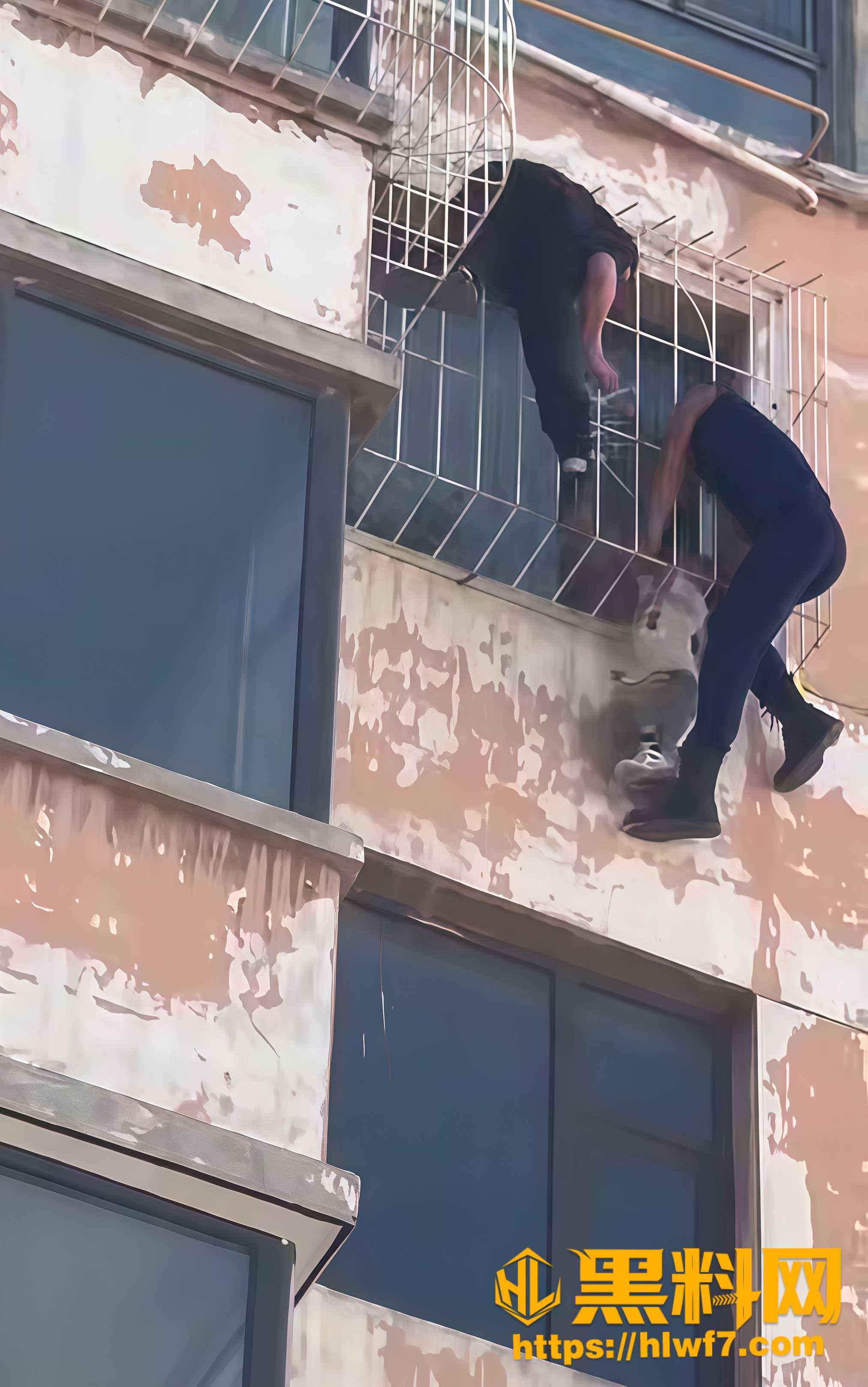 安艺龙徒手攀楼救悬空男童