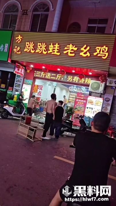 警察拔枪威胁精神小伙