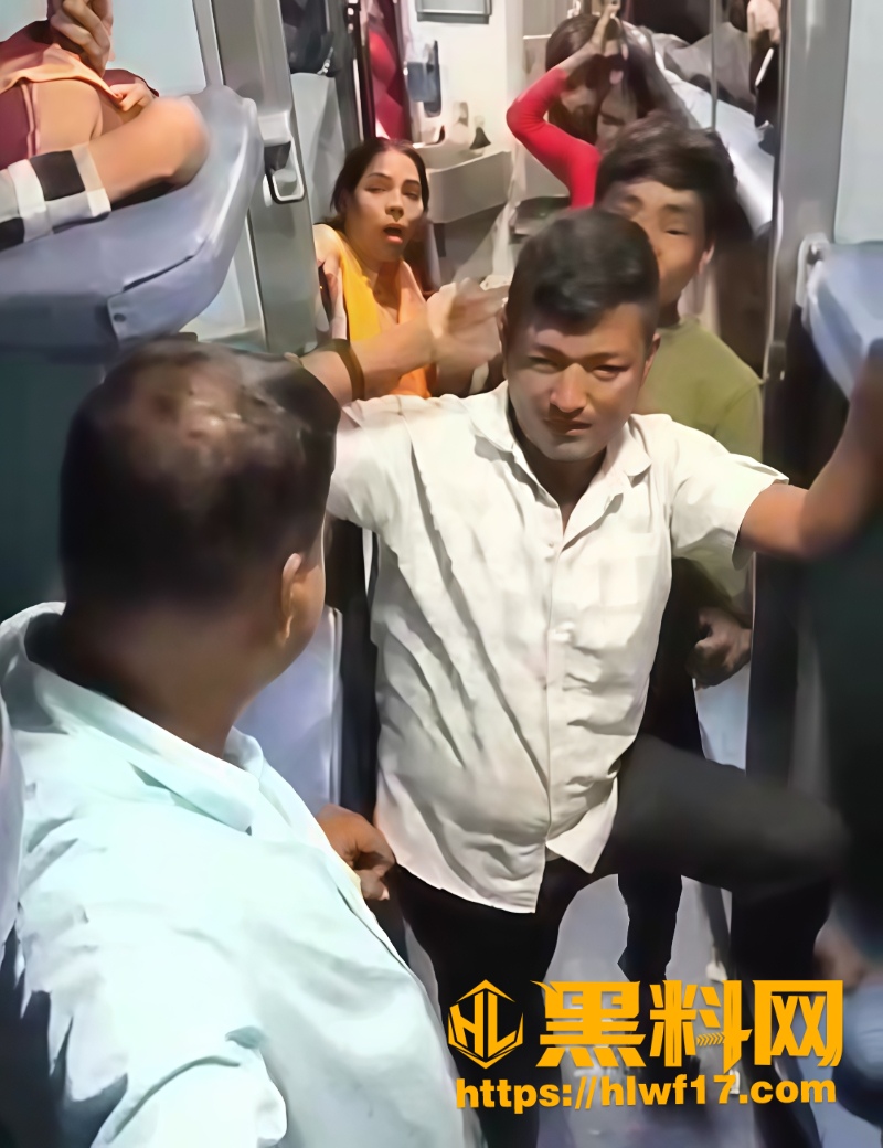 印度火车车厢男子当众小便事件3
