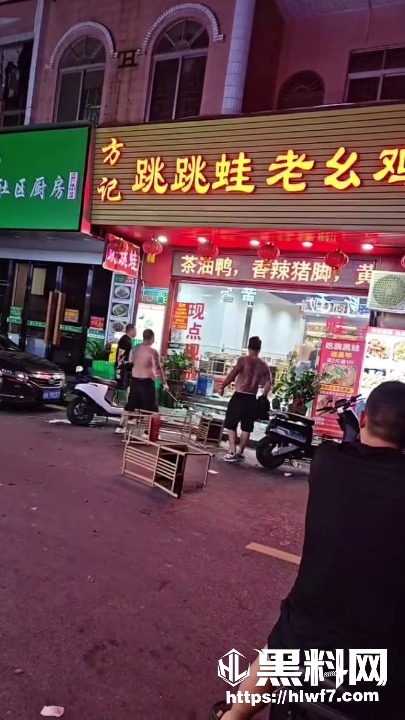 警察街头拔枪维持秩序