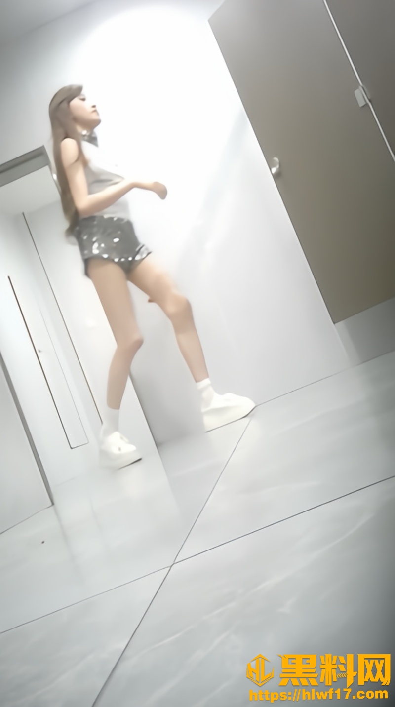 酒吧女厕偷拍视频3